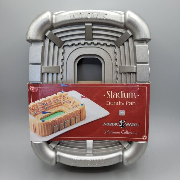 Nordic Ware Stadium Bundt Pan 9-Cup 2.1L Platinum Collection Heavy Cast Aluminum - Picture 1 of 9